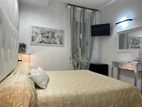 蒙特罗索阿尔马雷Affittacamere 4 bassotti的一间卧室配有一张床和一台电视