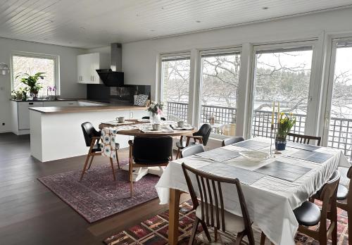 斯德哥尔摩The Luxurious Lakeview Villa near Stockholm的厨房以及带桌椅的用餐室。