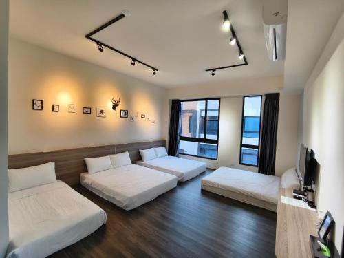 Huxi小管家管家民宿的客房设有两张床和一台平面电视。