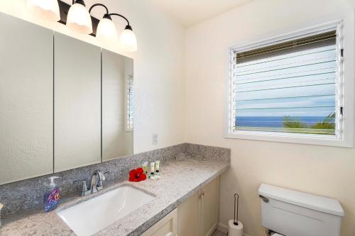 科纳科纳凯奥赫冲浪和网球俱乐部185号公寓的一间带水槽和卫生间的浴室以及窗户。