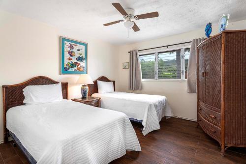 科纳科纳凯奥赫冲浪和网球俱乐部185号公寓的一间卧室配有两张床和吊扇