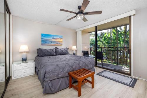 科纳科纳马凯3-203公寓的一间卧室配有一张带吊扇的床和一个阳台