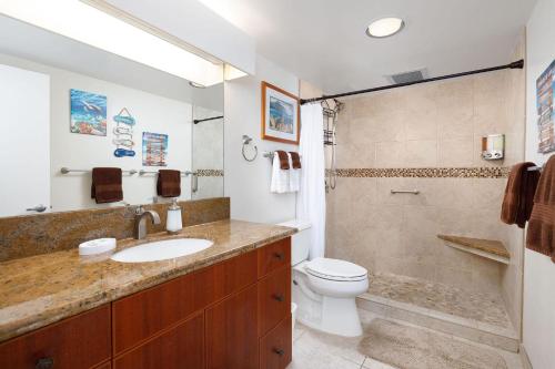科纳科纳马凯3-203公寓的一间带水槽、卫生间和淋浴的浴室