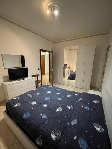 玛丽安迪安多拉Appartamento a Andora的一间卧室配有一张大床和电视