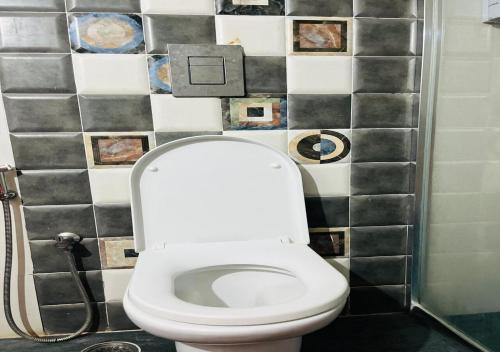 海得拉巴Best Individual Home stay Near Apollo Jubilee Hills的浴室设有白色卫生间和瓷砖墙