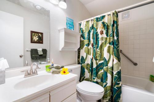 科纳Kona Isle A4的浴室配有水槽、卫生间和浴帘