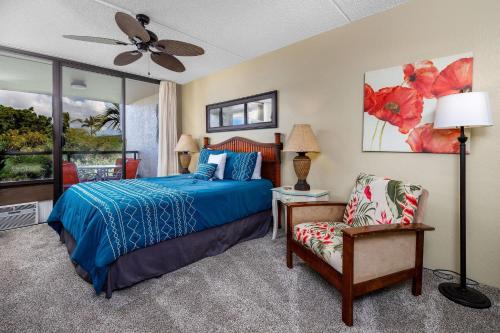 科纳Kona Pacific B409的卧室配有床、椅子和窗户。