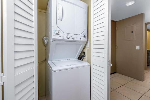 科纳Kona Pacific B409的厨房里配有白色的洗衣机和烘干机