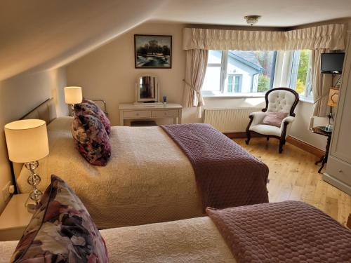 肯梅尔洛克克瑞斯酒店的卧室配有床、椅子和窗户。
