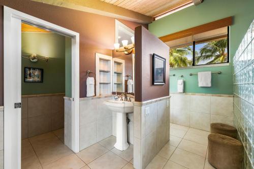 科纳Keauhou Kona Surf & Racquet Club #5-303的一间带水槽和卫生间的浴室