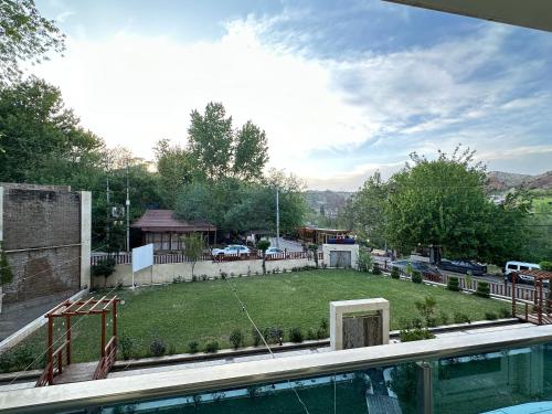埃尔比勒Blue Marine Shaqlawa的享有带游泳池的庭院景致