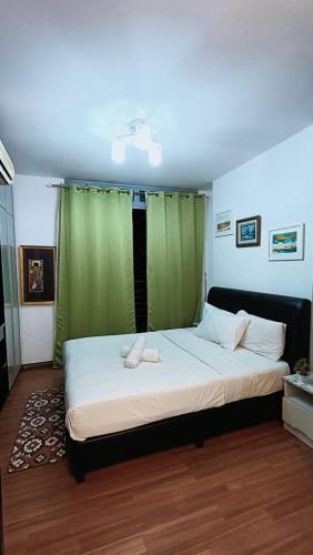 吉隆坡Axon Residence Kuala Lumpur Pavilion的一间卧室配有一张床,上面有两条毛巾