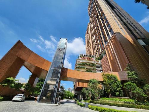 吉隆坡Axon Residence Kuala Lumpur Pavilion的一座高高的建筑,旁边是一座高大的建筑
