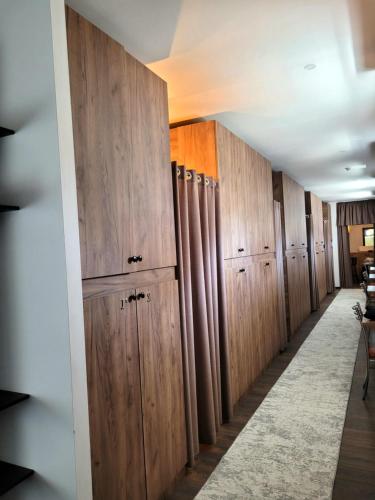 巴尔喀什Elite Capsule Hotel的走廊上一排木制储物柜