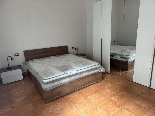 卡拉拉Casa Nanda的一间卧室配有两张床和镜子