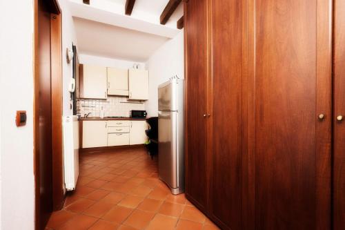 皮亚琴察Il Lusso Della Semplicità的走廊设有带冰箱的厨房