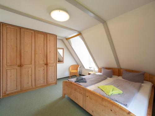斯匹科罗格Austernfischer 4a的一间卧室设有一张床和一个大窗户