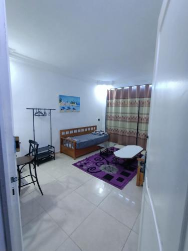 Djerbaadel vacation的客厅配有床和桌子