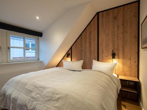 斯匹科罗格Wester Lodge的一间卧室配有一张大床和木制床头板