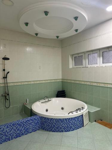 布哈拉May Weather Resort的大型浴室设有浴缸和淋浴。