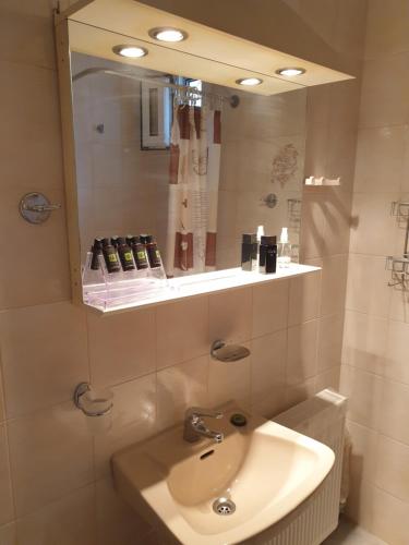 波罗斯Makis Studios & Apartments的一间带水槽和镜子的浴室