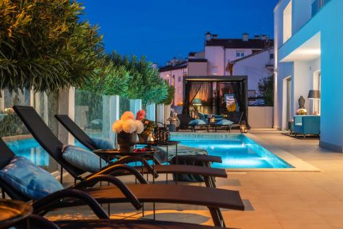 普拉Monvidal Residence - Adults Only的一个带椅子的庭院和一个游泳池