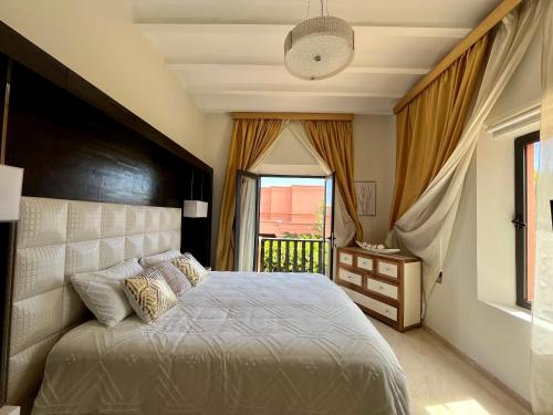 马拉喀什Villa Sofia - Golf Amelkis Marrakech的一间卧室设有一张大床和一个窗户。