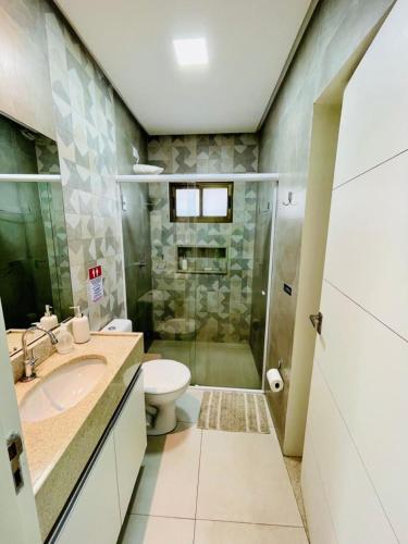 加拉尼温斯Flats Manoel Tavares 102的带淋浴、卫生间和盥洗盆的浴室
