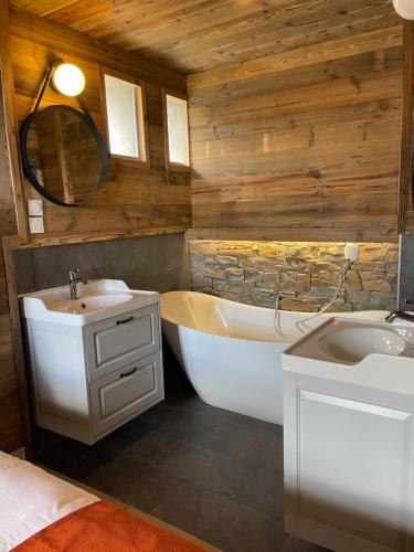 丰罗穆比利牛斯酒店的带浴缸、水槽和浴缸的浴室