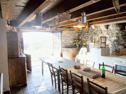 拉塞勒Maison de 3 chambres avec terrasse a Lascelle的厨房以及带桌椅的用餐室。