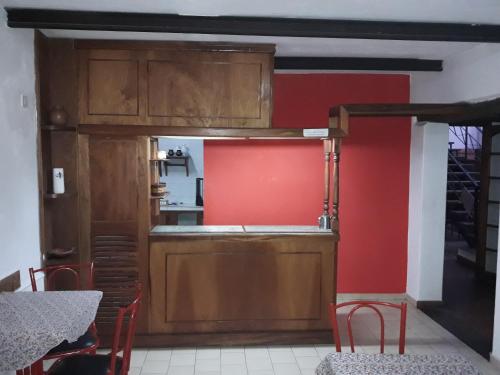 米娜克拉韦罗La Posada del Rey的一间厨房,设有红色的墙壁和红色的墙壁