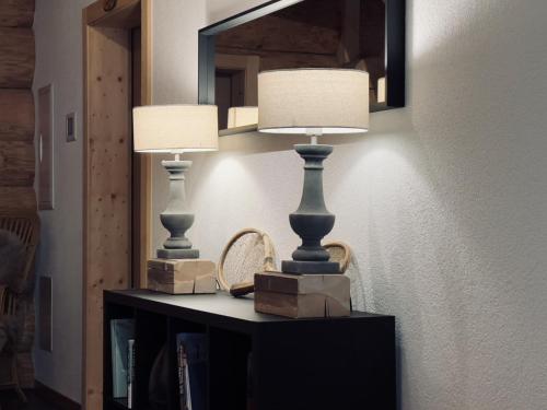 Gsteig0 Simple - The Heiti Lodge的镜子间桌子上的两盏灯