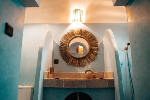 RissaniDar Haroun的浴室设有水槽和墙上的镜子