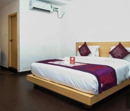 维沙卡帕特南Kamala Priya的一间卧室配有一张木架大床