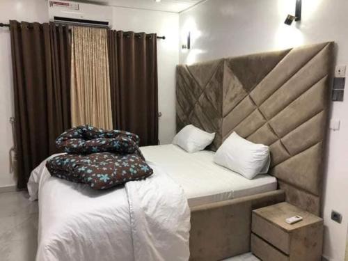 科托努Villa trois chambres avec piscine的一间卧室配有一张带两个枕头的床