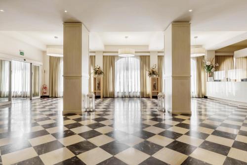 阿尔盖罗伽泰罗尼亚酒店的大堂设有黑白格子地板