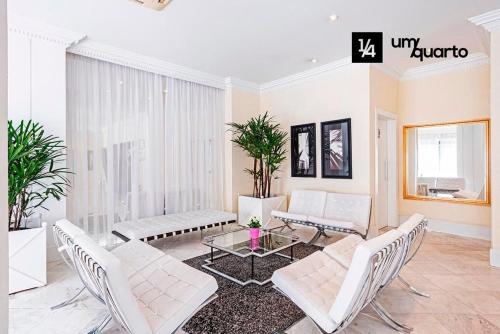 库里提巴MANHATTAN FLOOR的客厅配有白色家具和桌子
