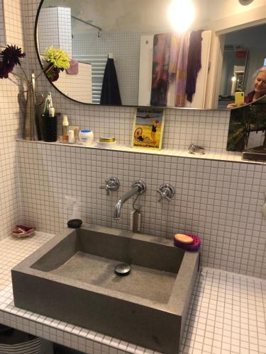 斯图加特Zimmer mit Parkblick的浴室内的盥洗盆和镜子