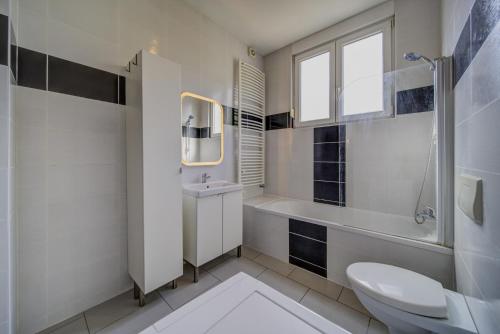泰昂维Le Citadin - Proche Centre Ville的白色的浴室设有水槽和卫生间。