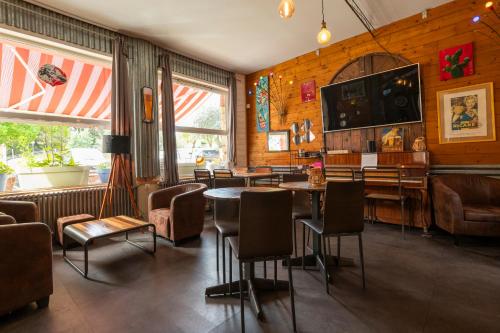 圣特罗让莱班勒斯宾酒店的餐厅设有酒吧,配有桌椅