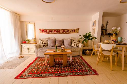 阿拉德Cactus - צימר במדבר的客厅配有沙发和桌子
