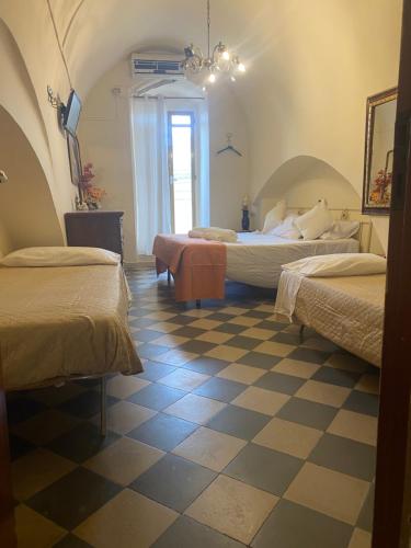 马泰拉Centralissimo 50mt的一间卧室设有两张床,铺有一个 ⁇ 板地板