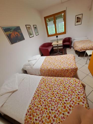 卡拉尔佐Lunga Via Delle Dolomiti的一间带两张床的卧室和一间客厅