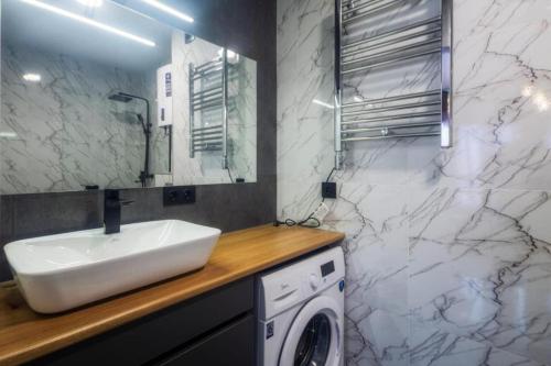 第比利斯A-Y Apartments P A4的一间带水槽和洗衣机的浴室