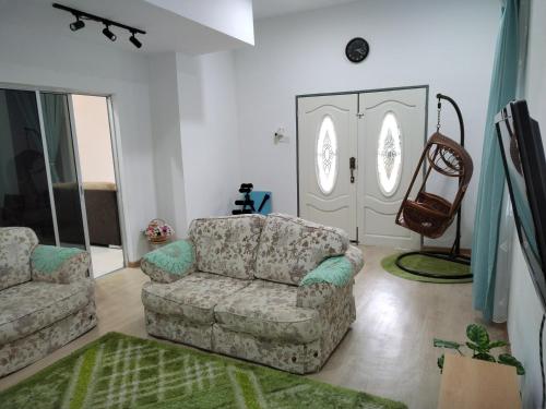 KaparMalay Homestay di Meru, Klang的客厅配有沙发和椅子