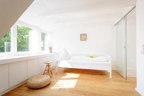 斯匹科罗格Walfisch的白色的卧室设有床和窗户