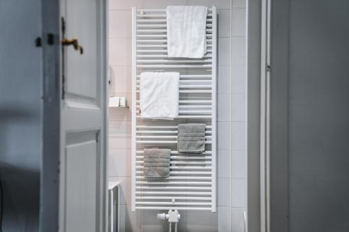 哈勒 农民酒店的浴室提供毛巾架上的白色毛巾