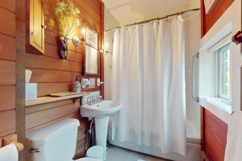 罗克波特Great Ledges Studio的一间带卫生间和水槽的浴室