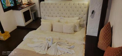 涛岛科林景观度假酒店的卧室配有一张带白色床单和枕头的大床。