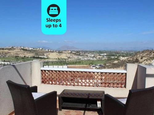 克萨达城2BR Apartment with Stunning Scenery - La Marquesa View的美景阳台,配有桌椅